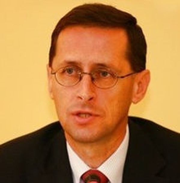 Szakszervezeti vezetőkkel tárgyalt Varga Mihály