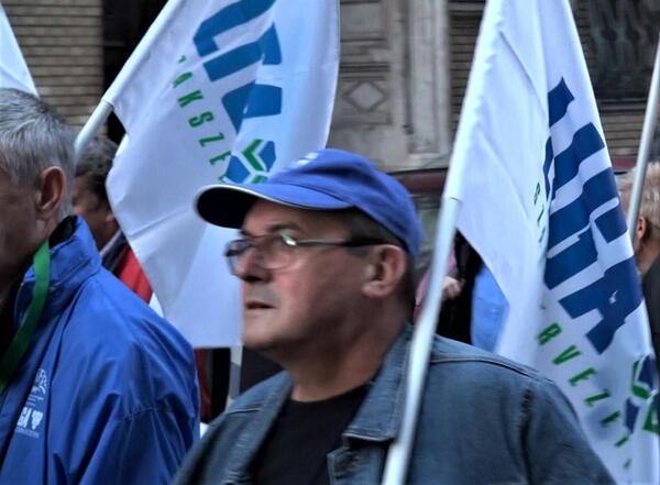 Tüntetés a béren kívüli juttatások kedvezményeinek megszüntetése ellen
