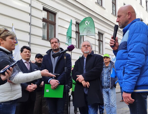 Nemet mondtak a kiszervezésre
