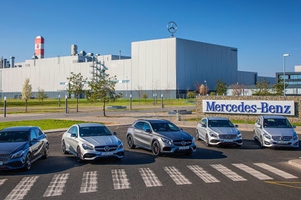 Megmaradnak a munkahelyek a Mercedes gyárban