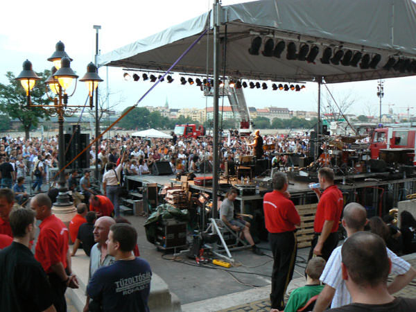 Emlékkoncert a hős tűzoltókért