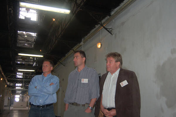 Börtönőrök között