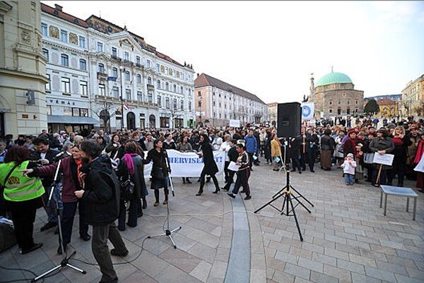 Több százan tüntettek Pécs főterén