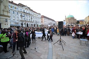Több százan tüntettek Pécs főterén