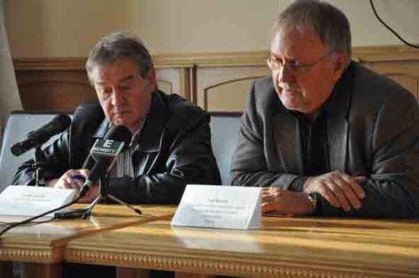 Pénteken mintegy száz helyen tart félpályás útlezáró demonstrációt a LIGA Szakszervezetek
