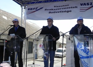 Demonstráció a VOSZ irodája előtt