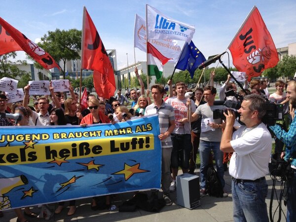 Hagyjuk az üres dumát!  Ifjúsági szakszervezeti tüntetés Berlinben