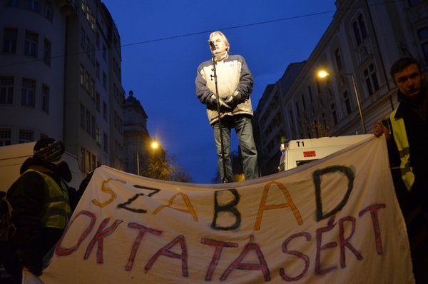 Mendrey László: A kormány szolgálóleánnyá degradálta a pedagógusokat