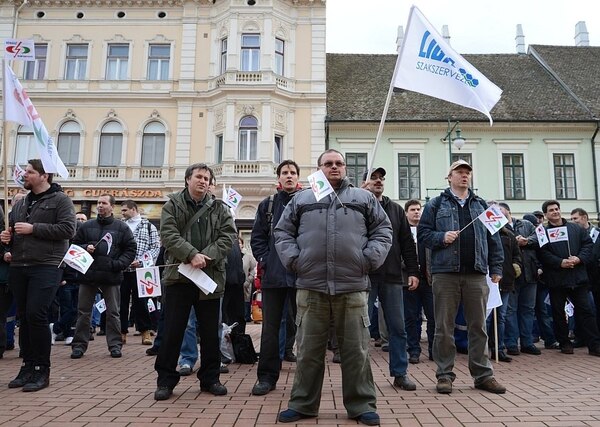 Munkakörülményeik javításáért tüntettek EDF Démász-dolgozók Szegeden