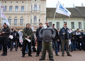 Munkakörülményeik javításáért tüntettek EDF Démász-dolgozók Szegeden