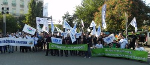 A gyakornokok fizetésének törvényi szintű emelését kérik a fiatalok