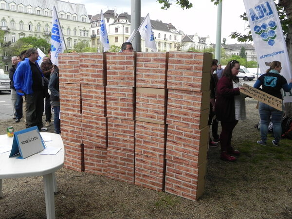 A munka ünnepe - ledőlt a fal!