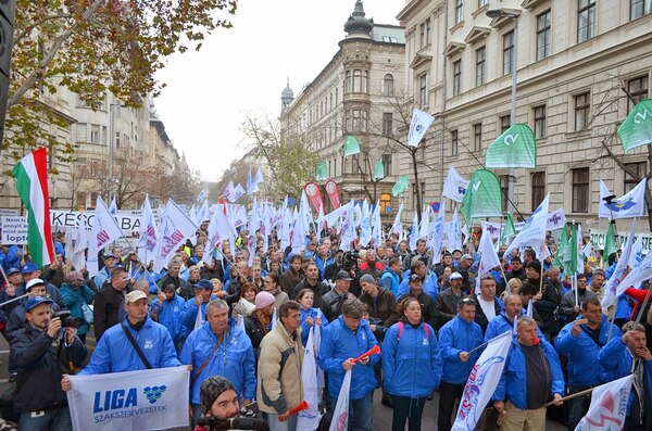 LIGA demonstráció a Kossuth térnél