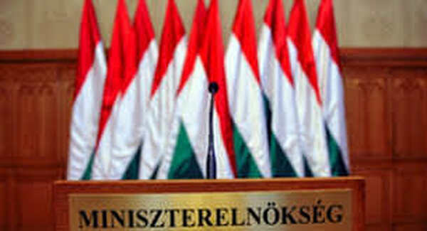 Jogsértő lehet a túlmunka a Miniszterelnökségen