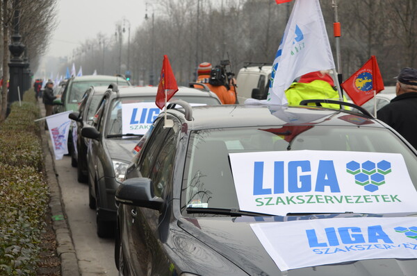 Vidéken mindeközben