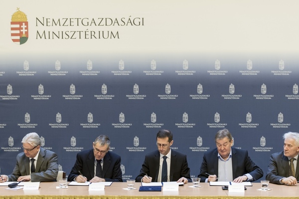 Bérmegállapodás: jövőre tárgyalások indulnak az Mt-ről, a sztrájktörvényről, a  korkedvezmény kiváltásáról