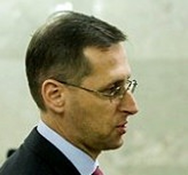 Bérfejlesztés, nyitva tartás, cafetéria 